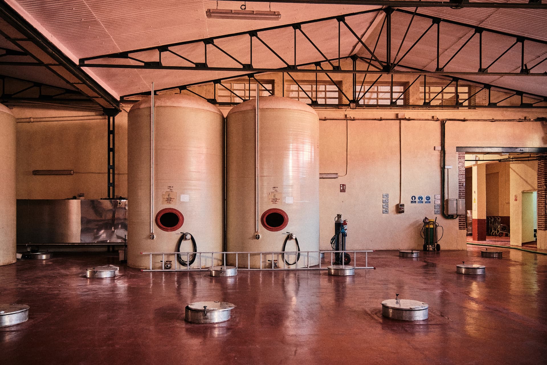Grandes depósitos en la nave de la bodega