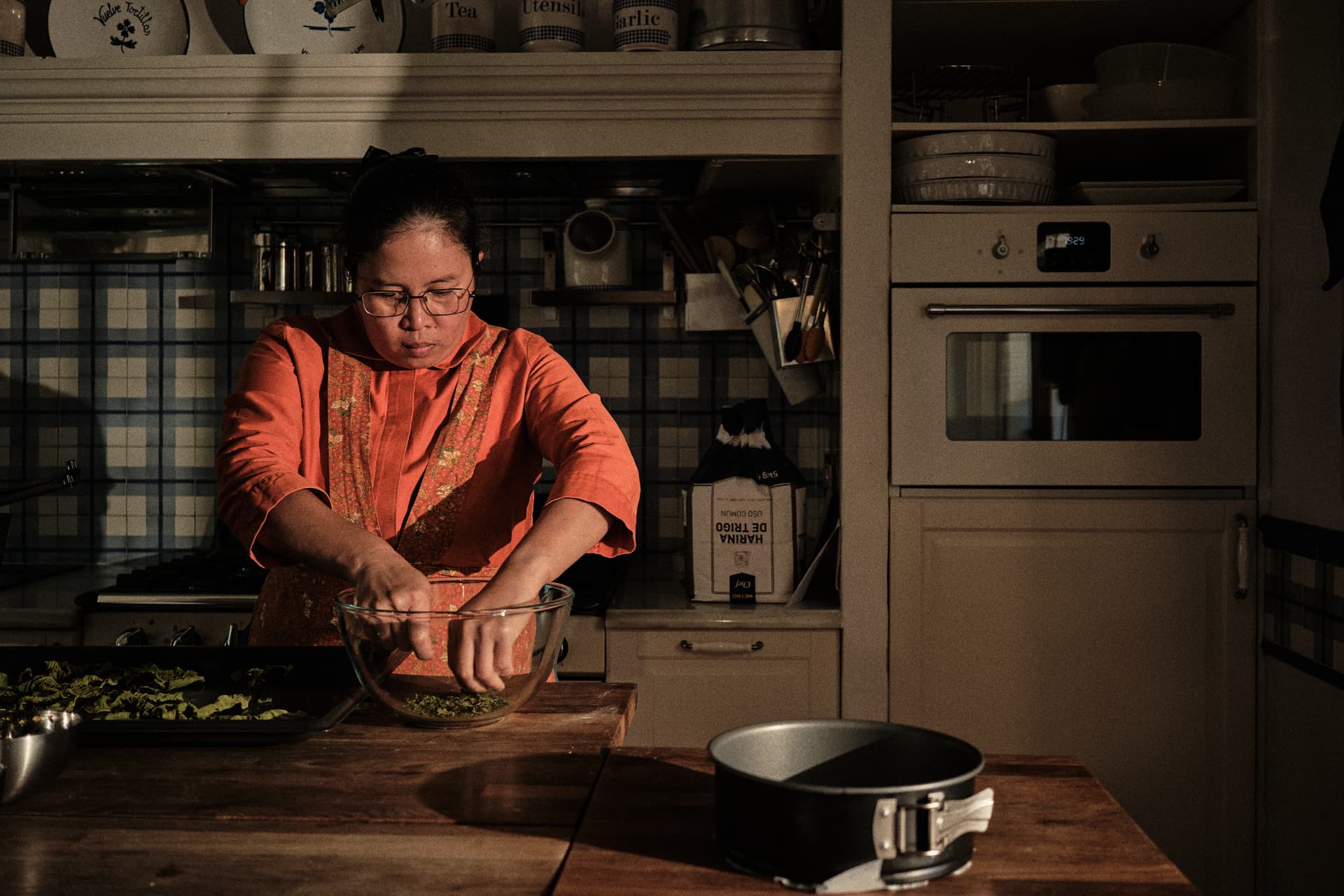 Mujer preparando masa en la cocina