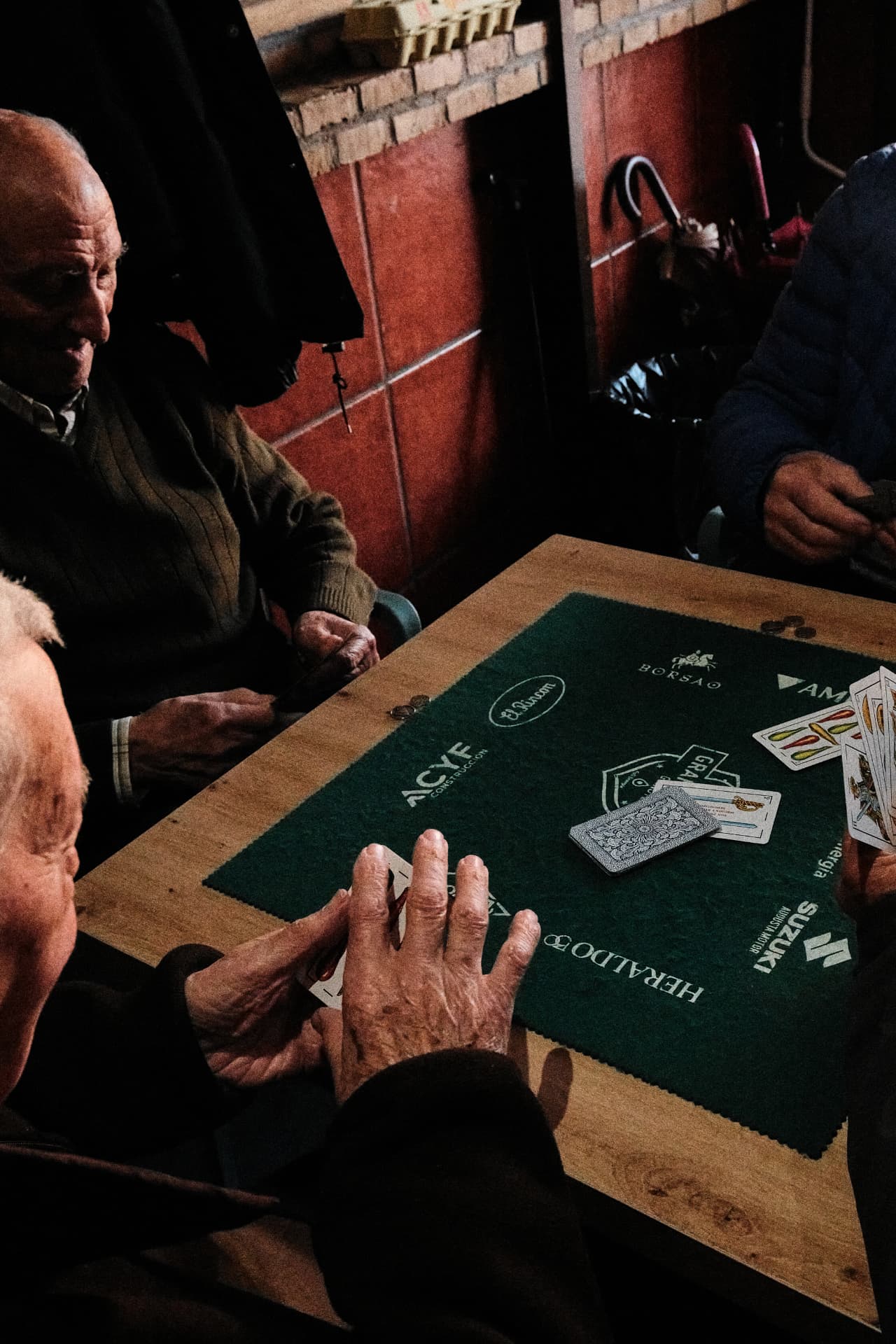 Partida de cartas en la mesa del bar