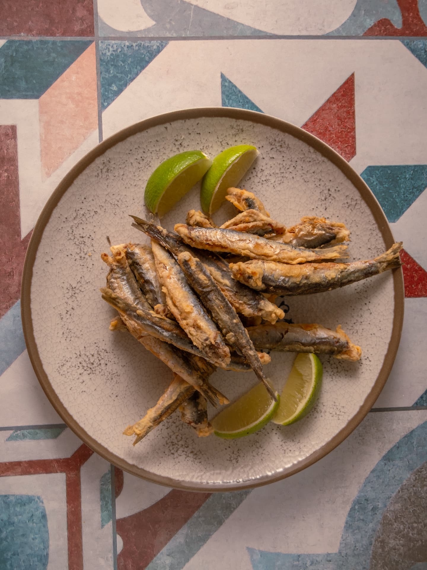 Plato de pescaditos fritos con gajos de lima