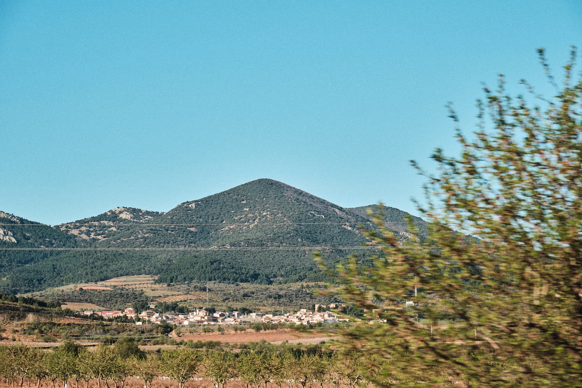 Pueblo al pie de la montaña entre almendros