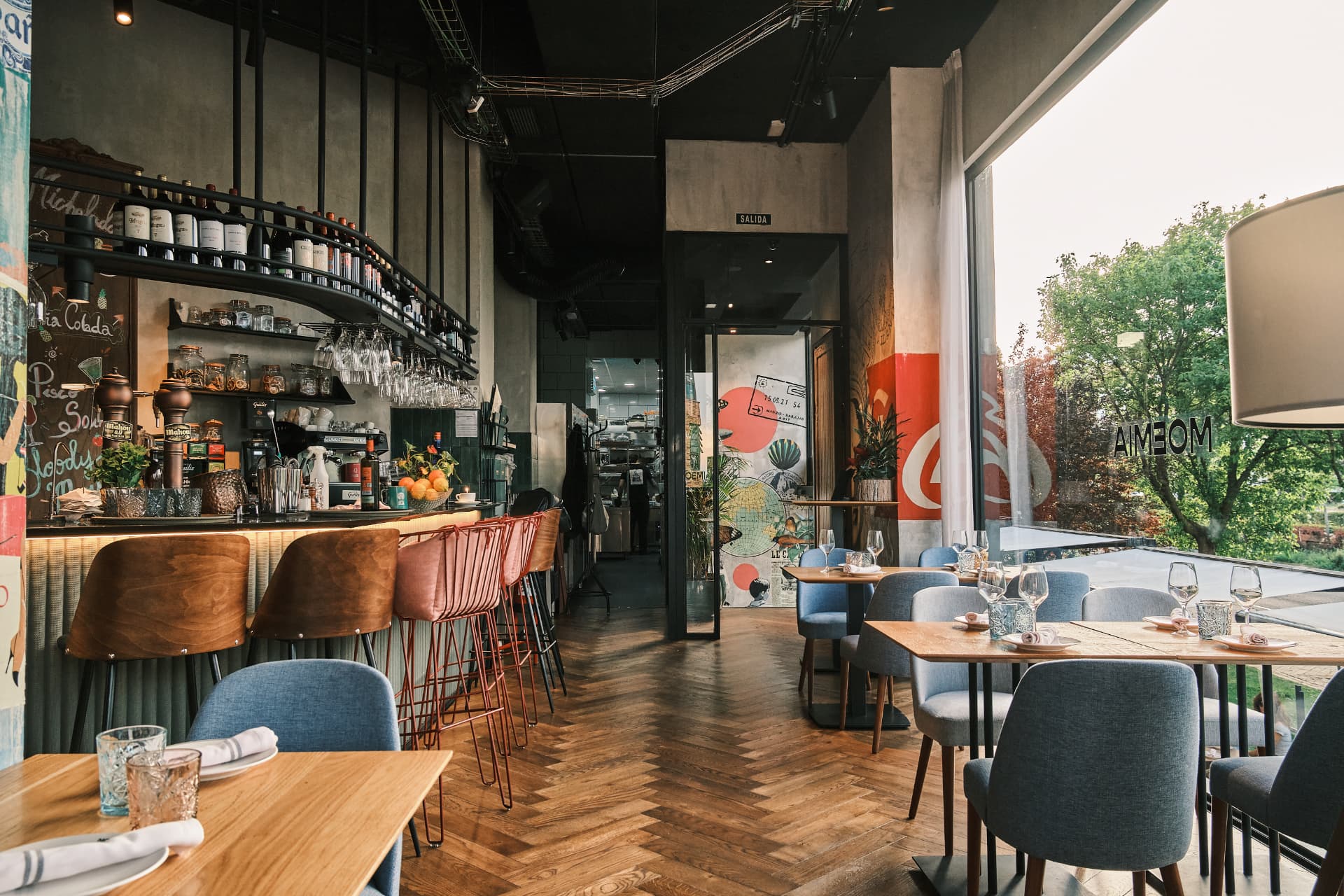 Sala del restaurante junto a la barra y el ventanal