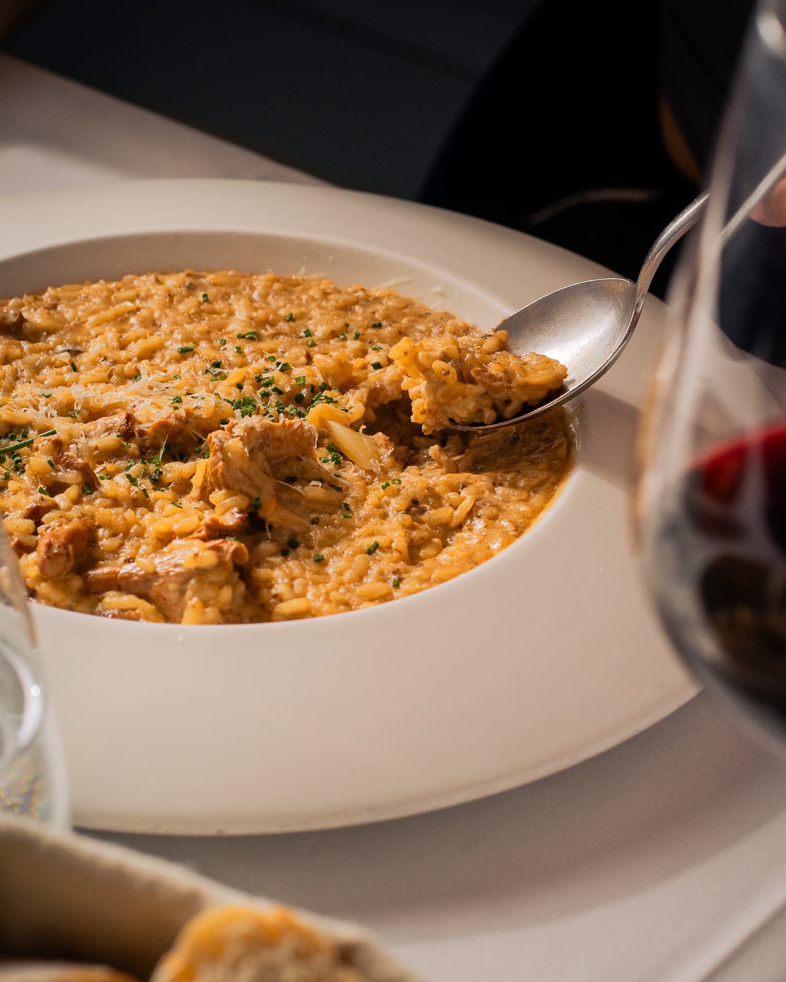 Arroz cremoso con setas en cazuela blanca