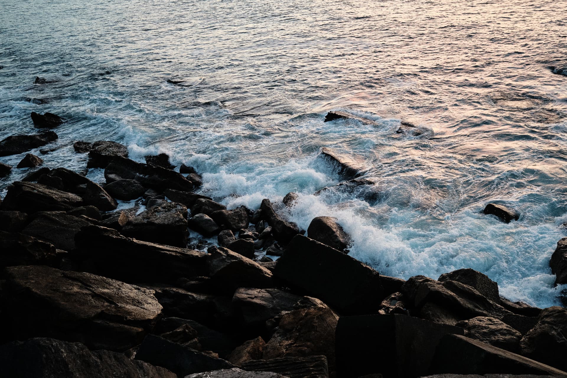 Mar rompiendo sobre las rocas