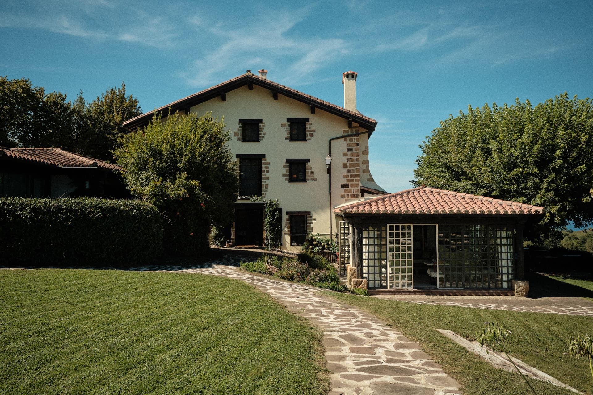 Casa rodeada de jardín