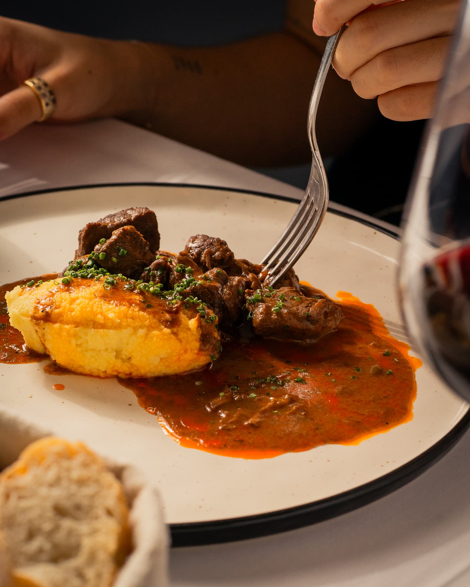 Guiso de carne con polenta servido en la mesa