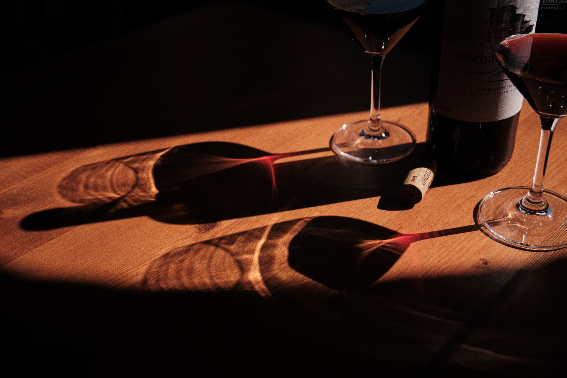 Sombras de las copas de vino sobre la madera