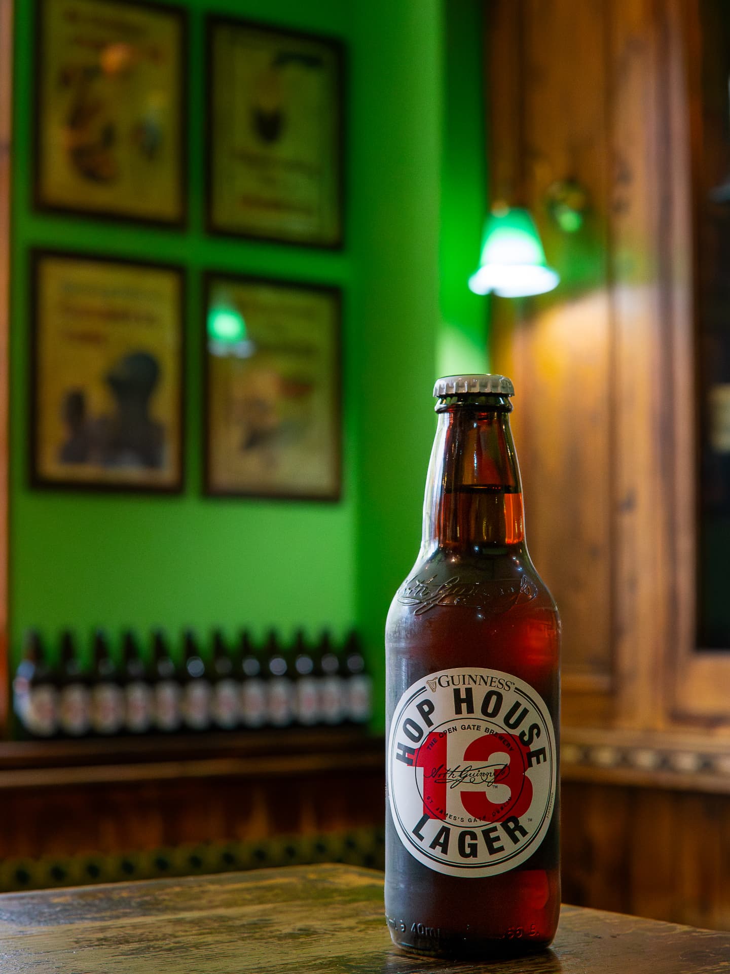 Botella de cerveza sobre la mesa de madera del pub