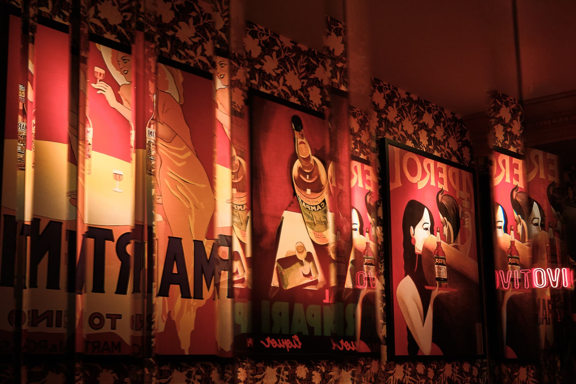 Pared con carteles ilustrados reflejados en un espejo