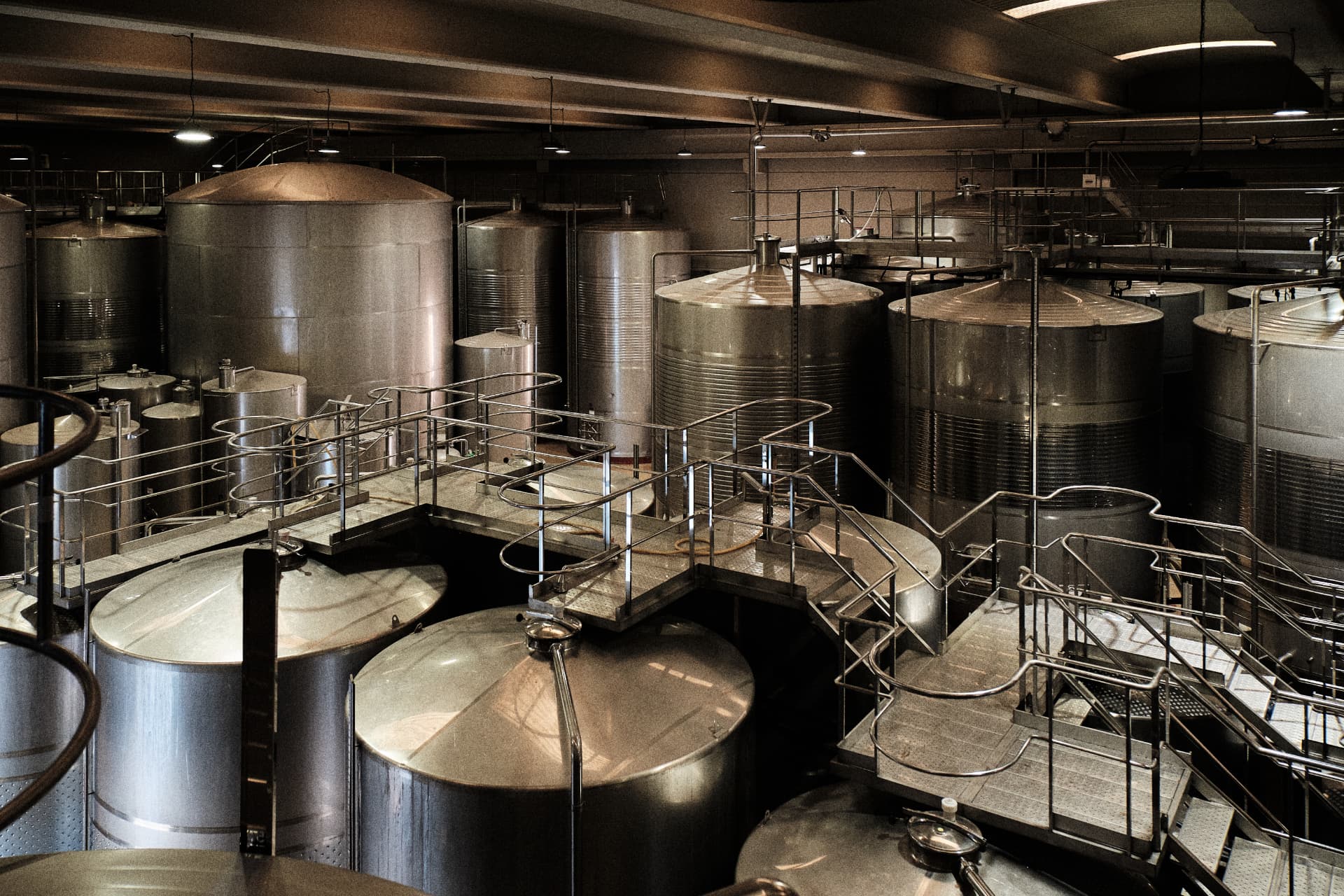 Depósitos de acero en el interior de la bodega